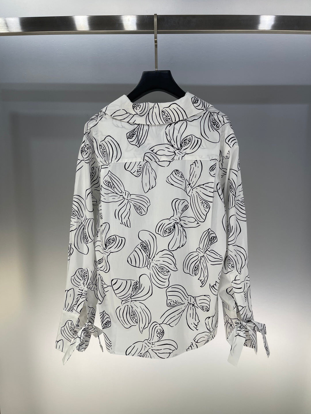 Bow print v-neck long sleeve shirt