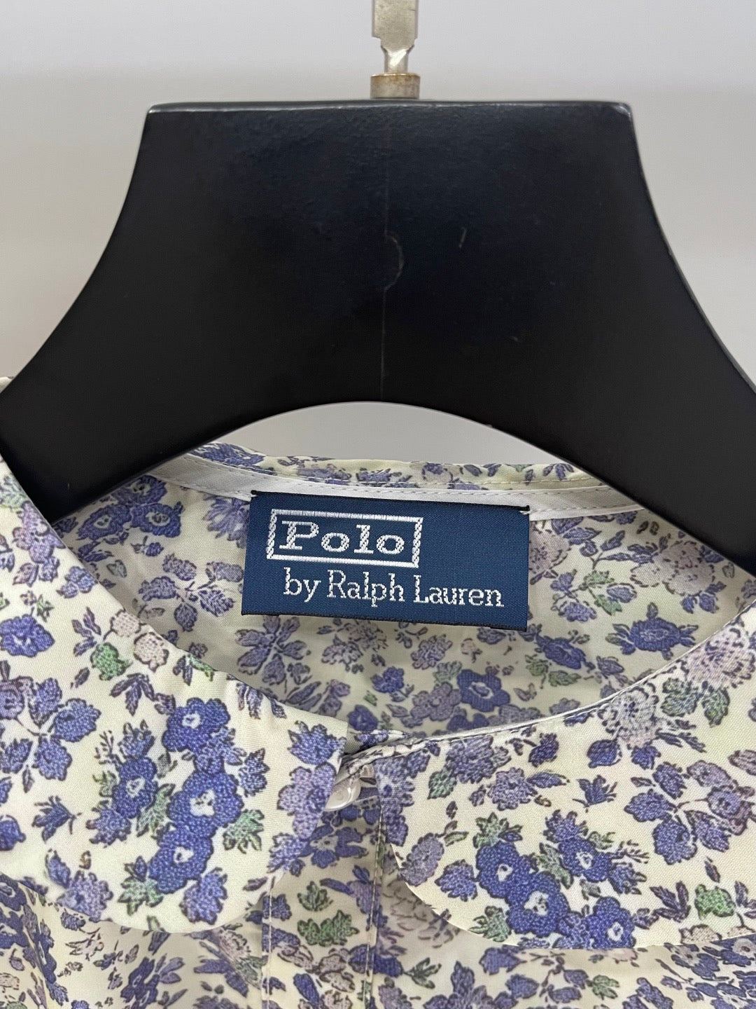 Ärmelloses Kleid mit Rundhalsausschnitt und floraler Pony-Stickerei