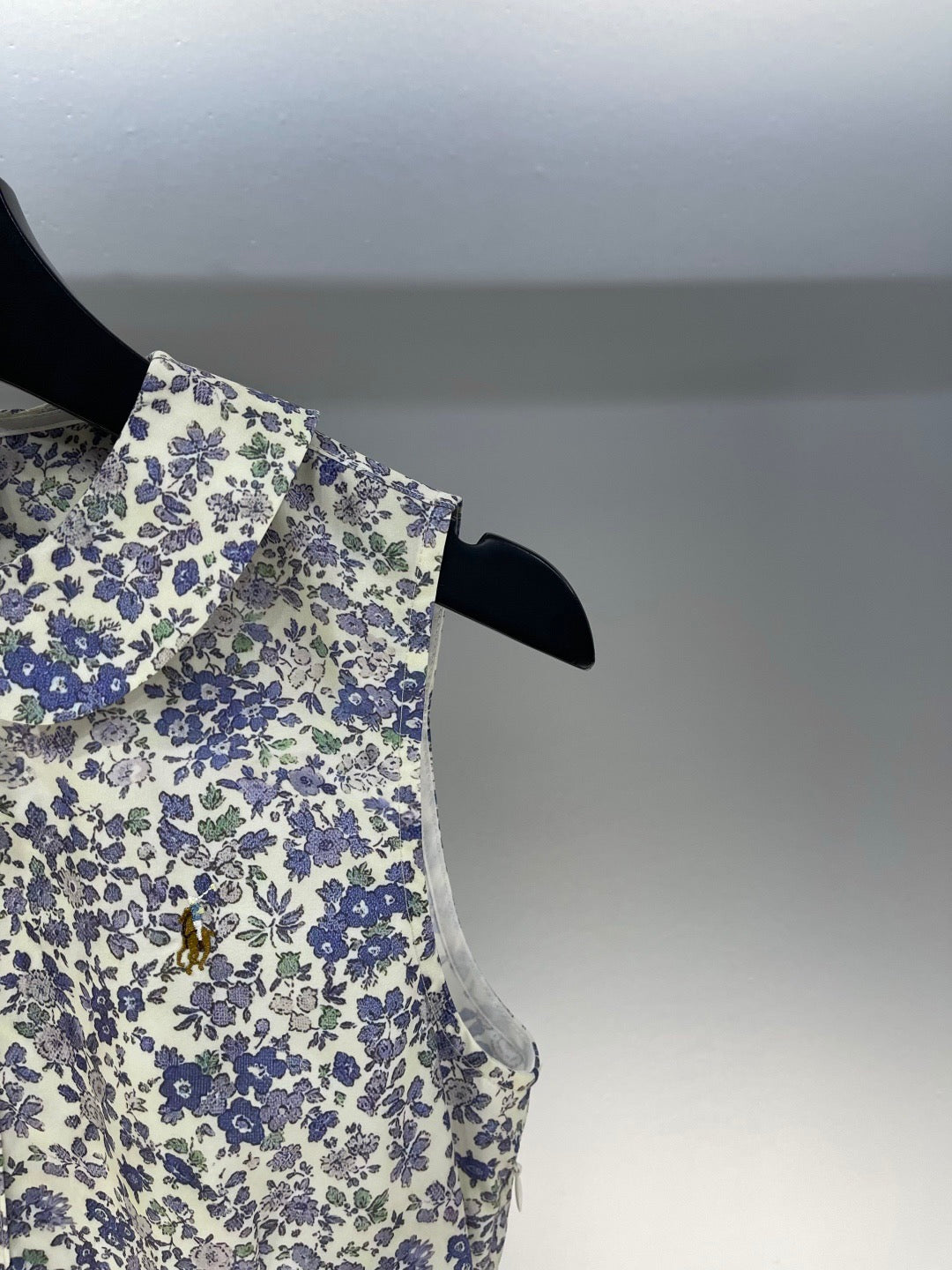 Ärmelloses Kleid mit Rundhalsausschnitt und floraler Pony-Stickerei