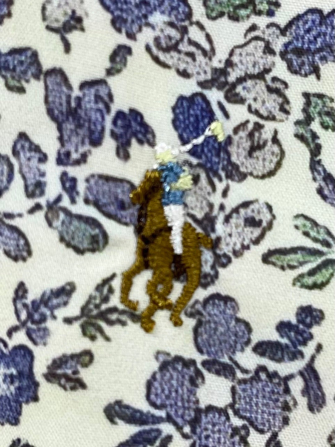 Ärmelloses Kleid mit Rundhalsausschnitt und floraler Pony-Stickerei