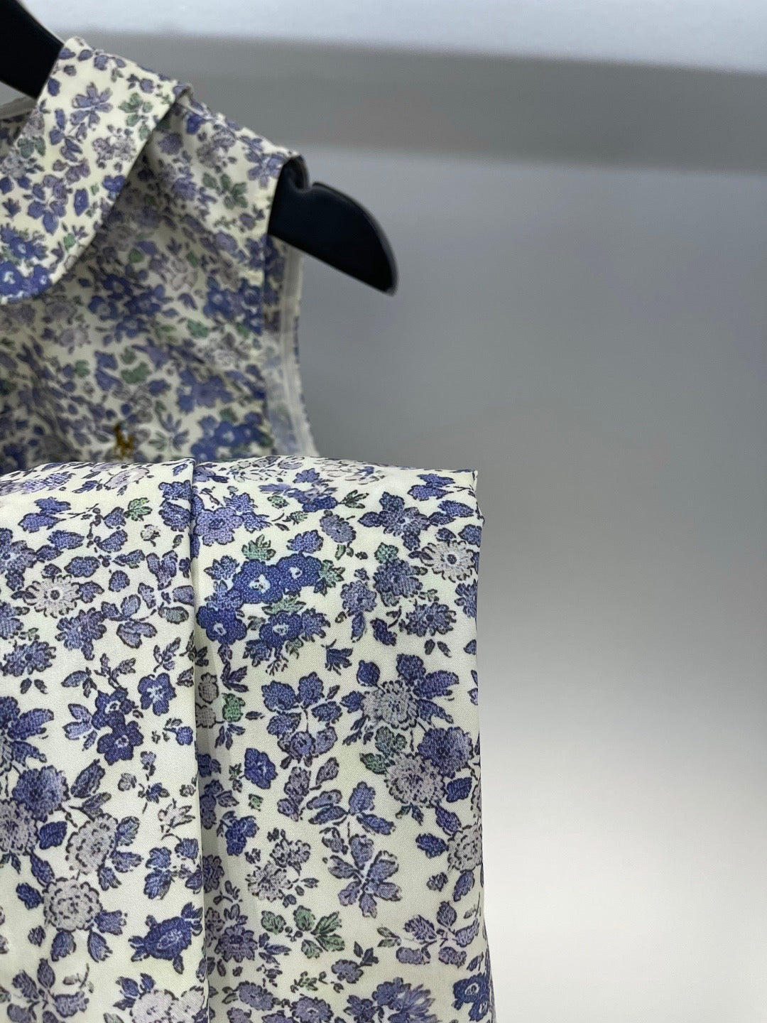 Ärmelloses Kleid mit Rundhalsausschnitt und floraler Pony-Stickerei