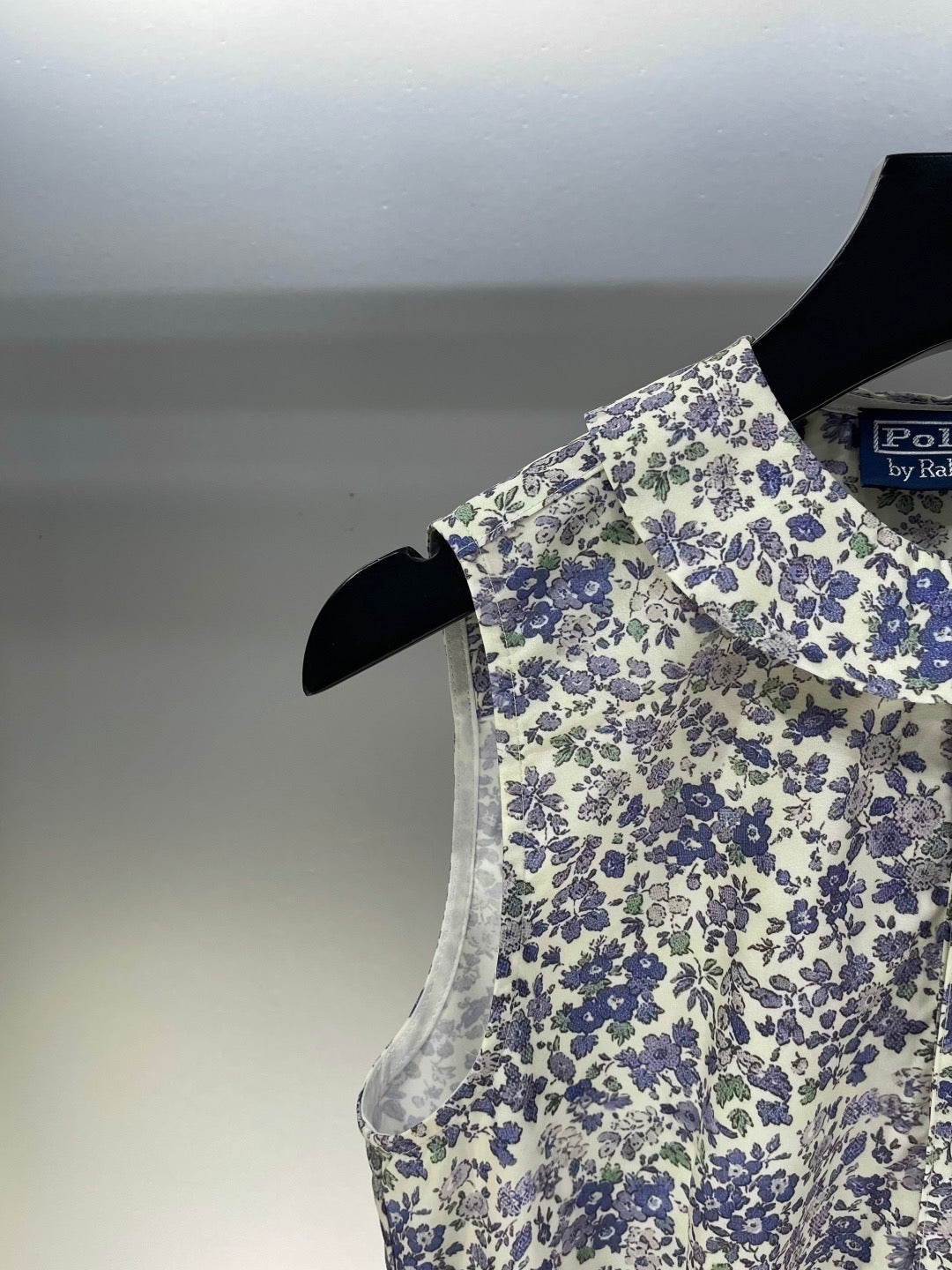 Ärmelloses Kleid mit Rundhalsausschnitt und floraler Pony-Stickerei