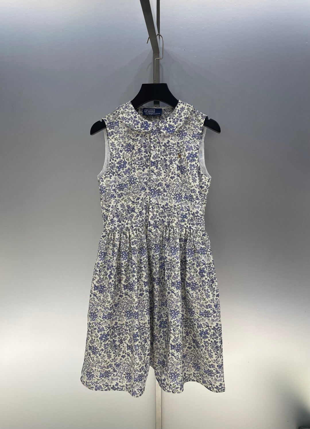 Ärmelloses Kleid mit Rundhalsausschnitt und floraler Pony-Stickerei