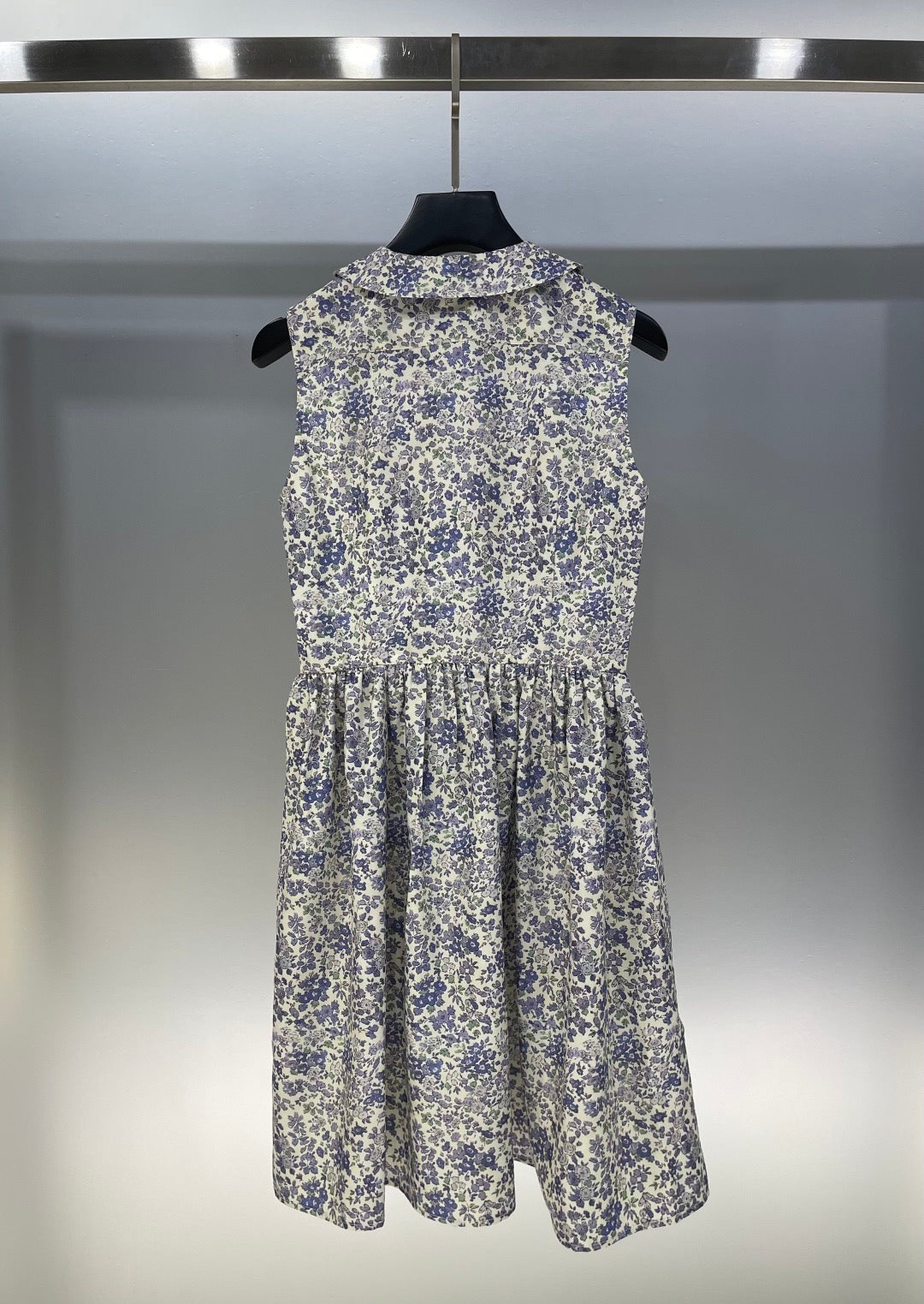 Ärmelloses Kleid mit Rundhalsausschnitt und floraler Pony-Stickerei