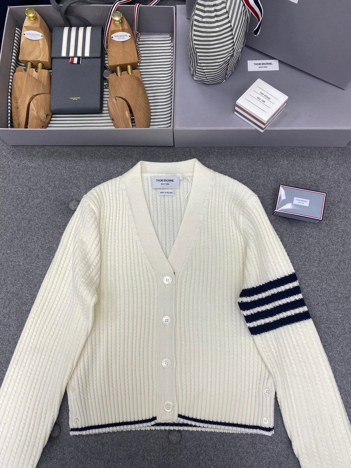 TB klassische Strickjacke mit V-Ausschnitt und vier Streifen