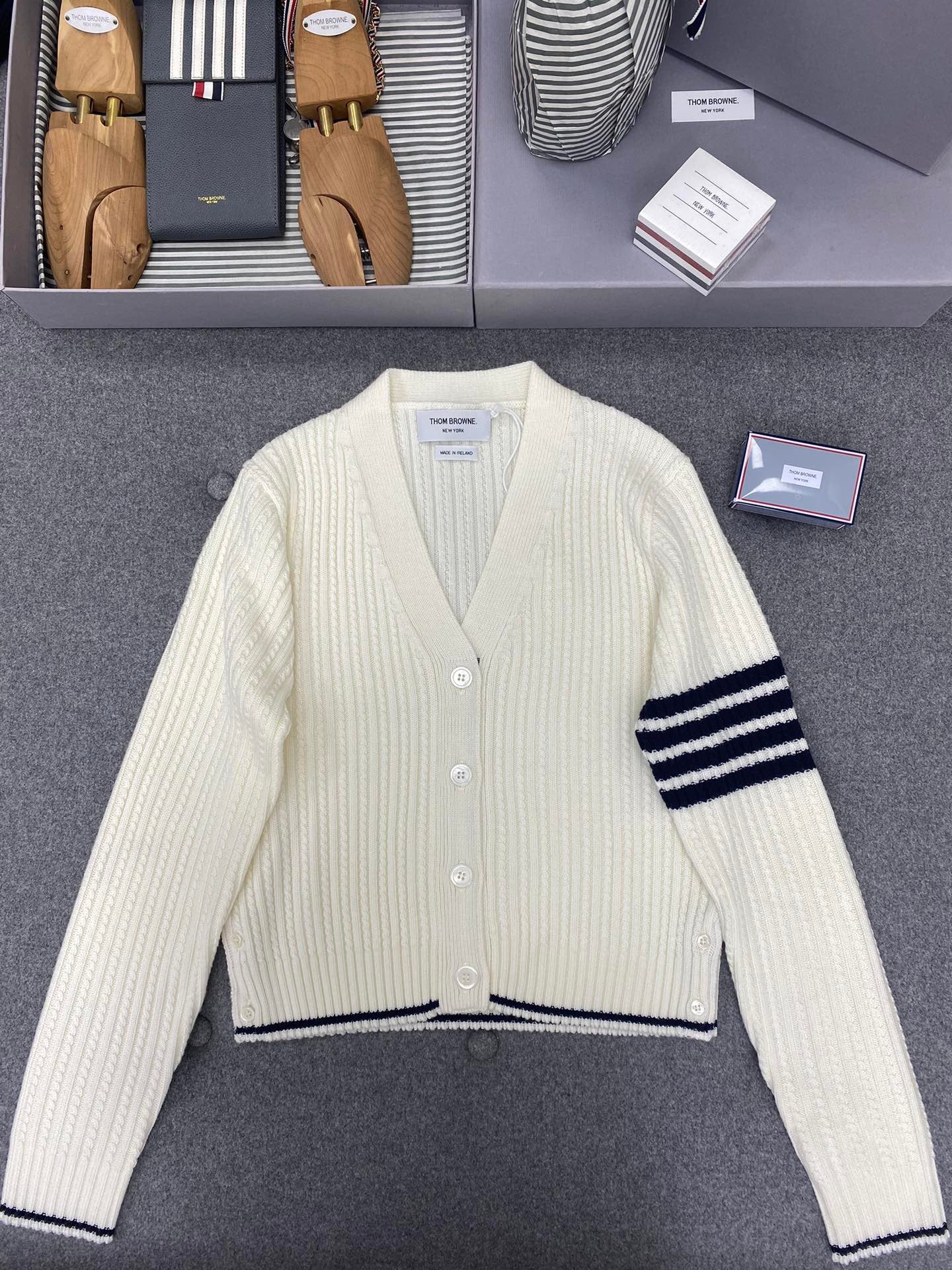 TB klassische Strickjacke mit V-Ausschnitt und vier Streifen
