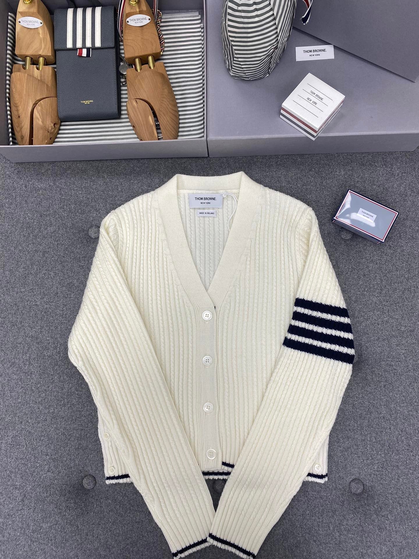 TB klassische Strickjacke mit V-Ausschnitt und vier Streifen