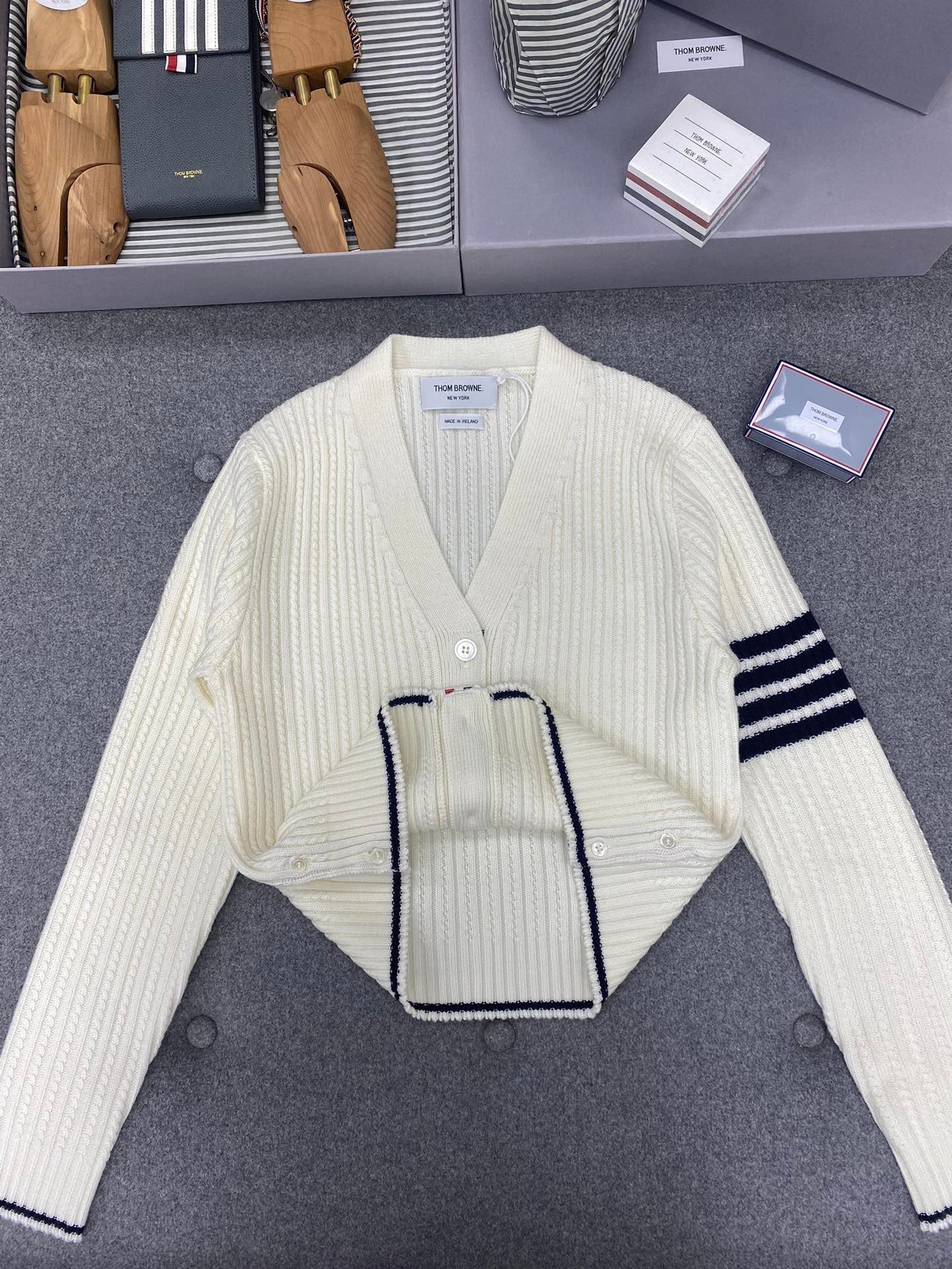 TB klassische Strickjacke mit V-Ausschnitt und vier Streifen