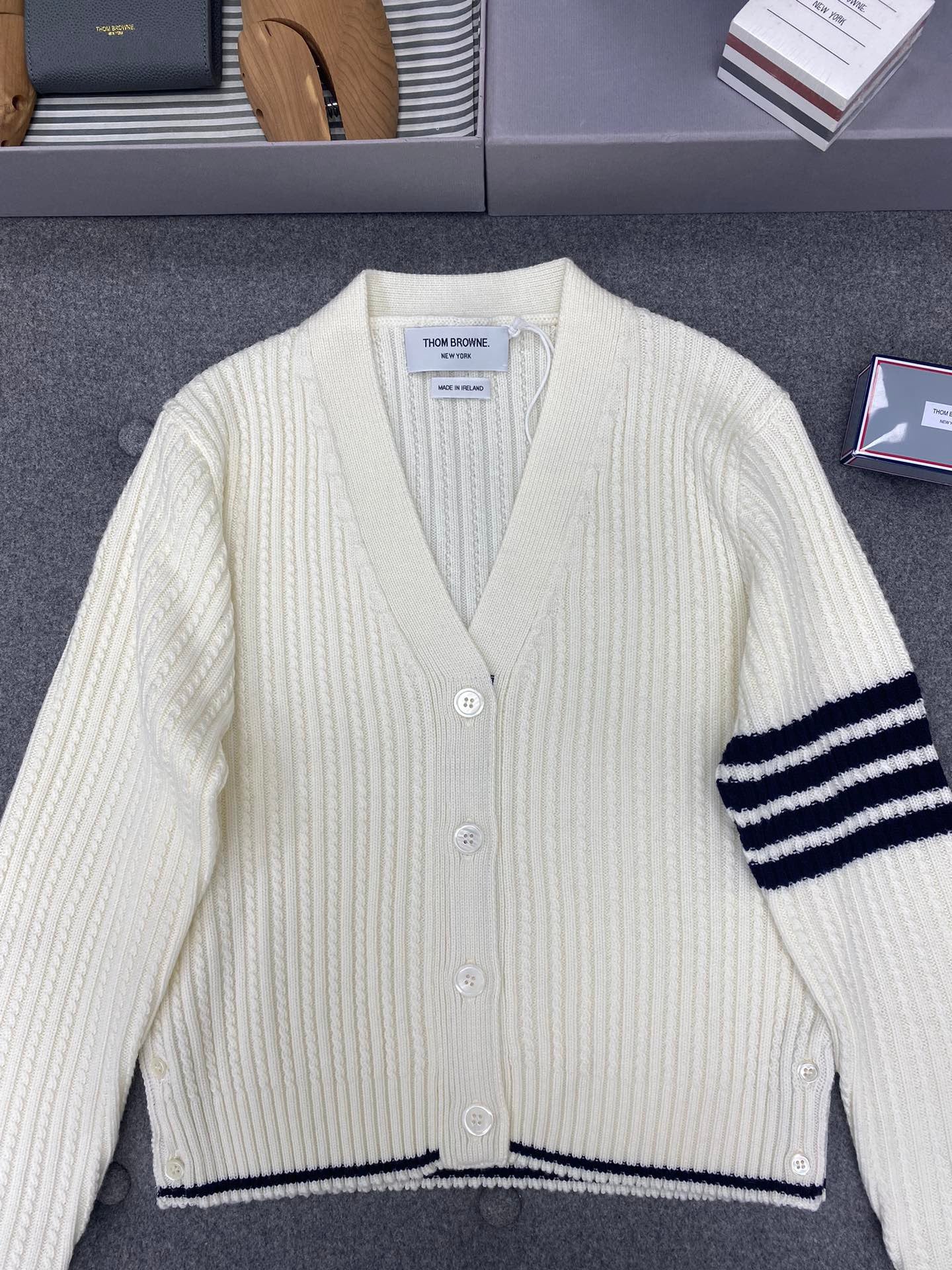 TB klassische Strickjacke mit V-Ausschnitt und vier Streifen