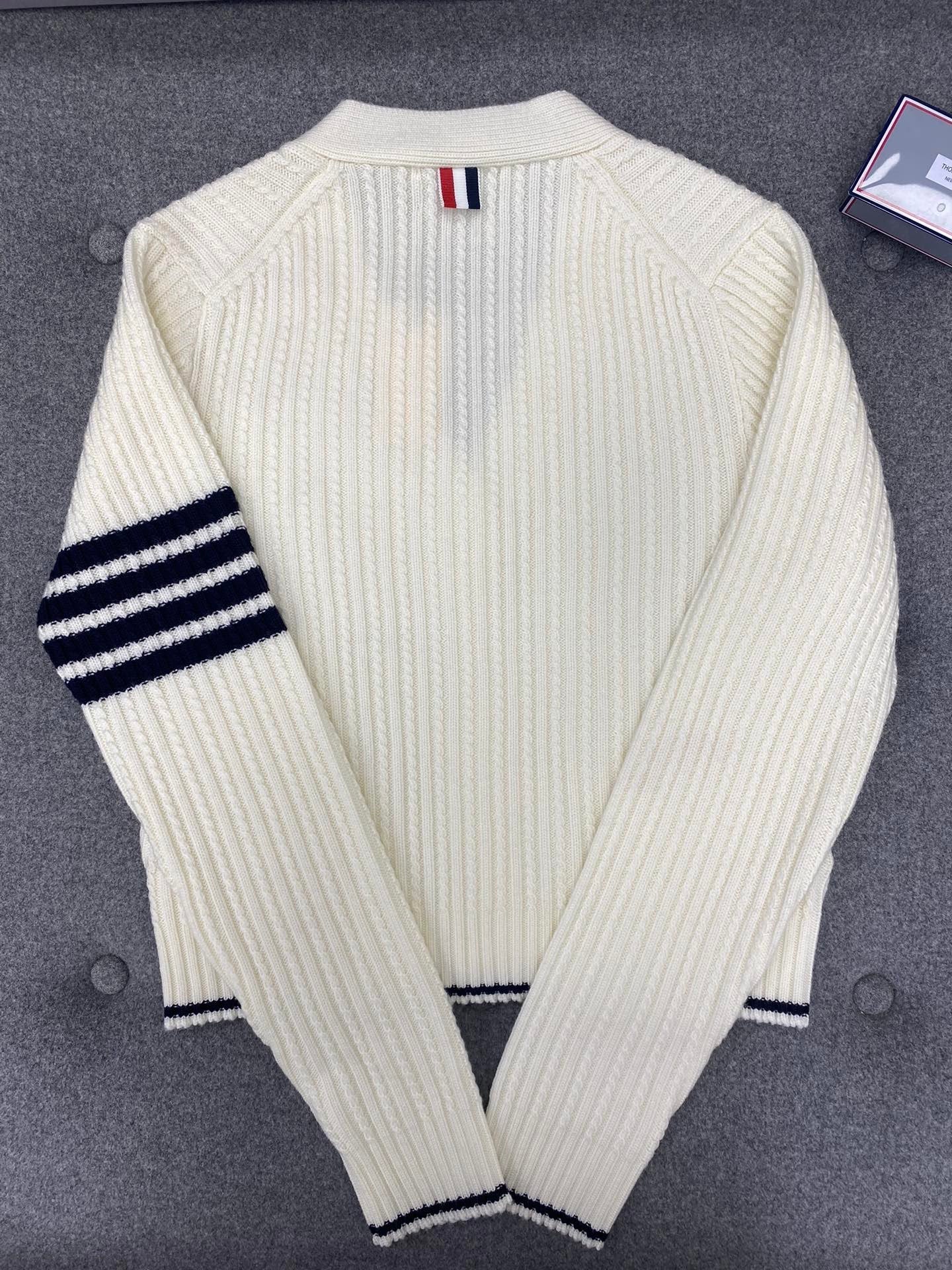 TB klassische Strickjacke mit V-Ausschnitt und vier Streifen