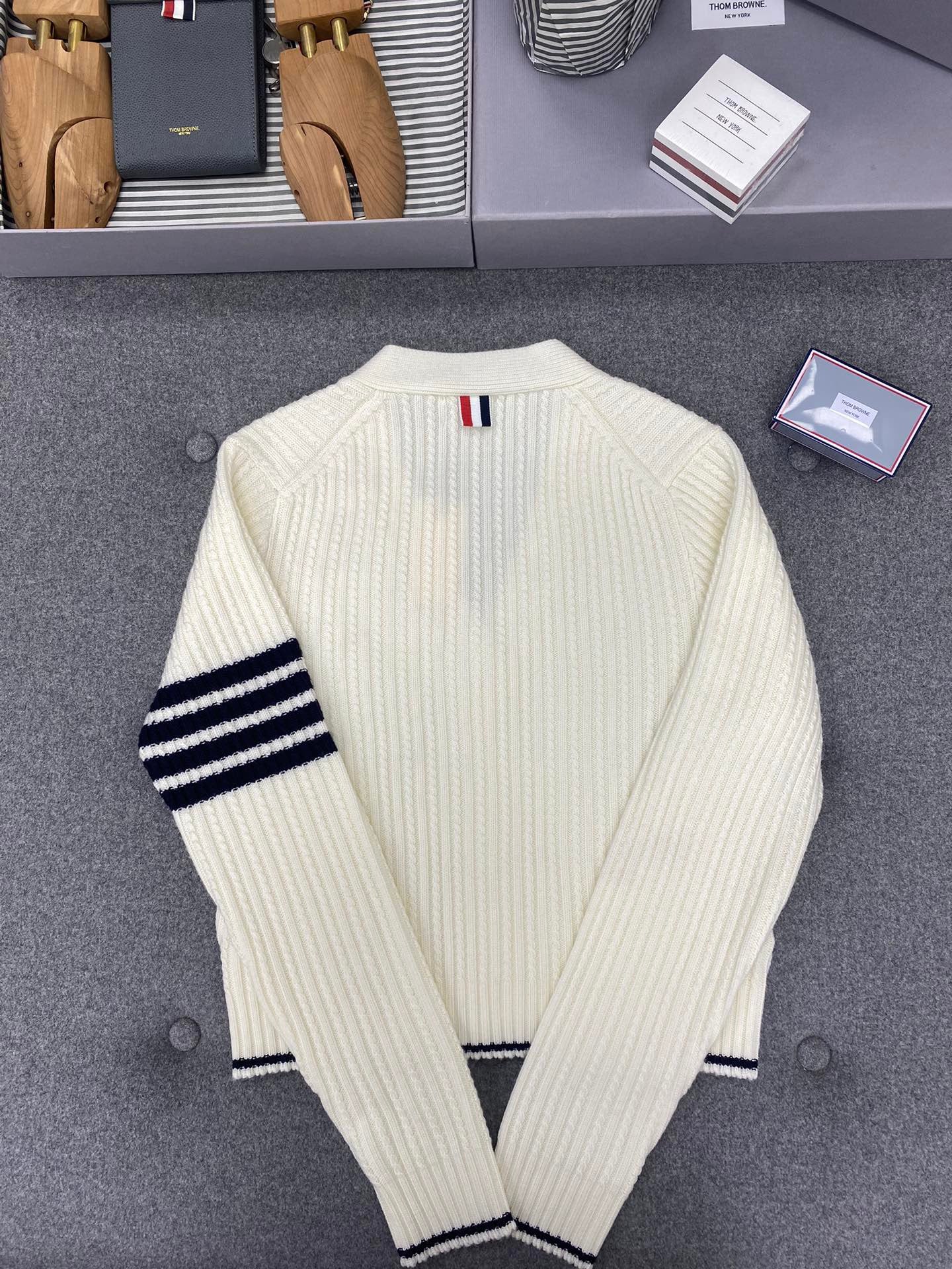 TB klassische Strickjacke mit V-Ausschnitt und vier Streifen