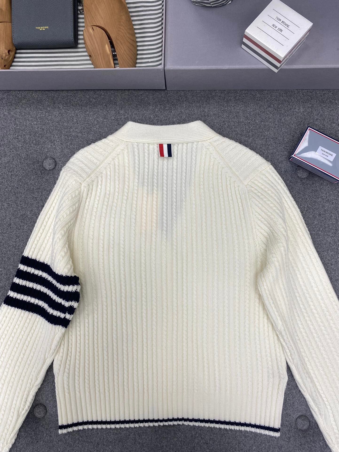 TB klassische Strickjacke mit V-Ausschnitt und vier Streifen