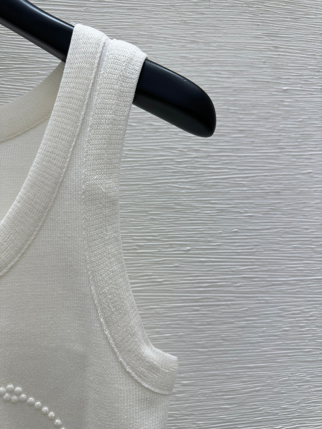Solid color round neck letter embossed knitted vest