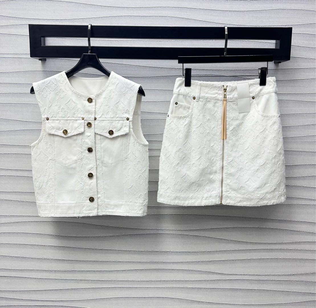 Ensemble coordonné en denim blanc avec motifs en relief et détails métalliques 