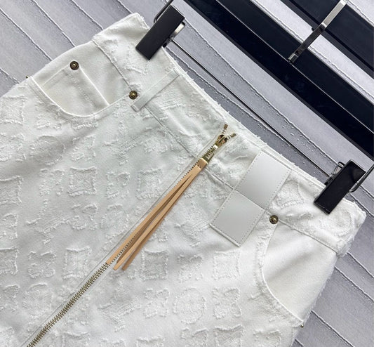 Ensemble coordonné en denim blanc avec motifs en relief et détails métalliques 