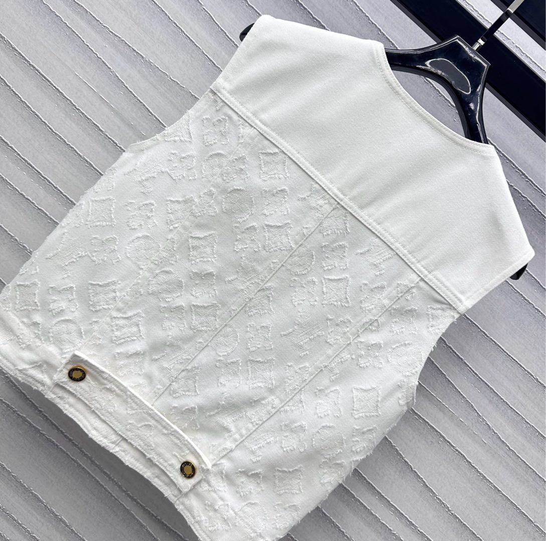 Ensemble coordonné en denim blanc avec motifs en relief et détails métalliques 
