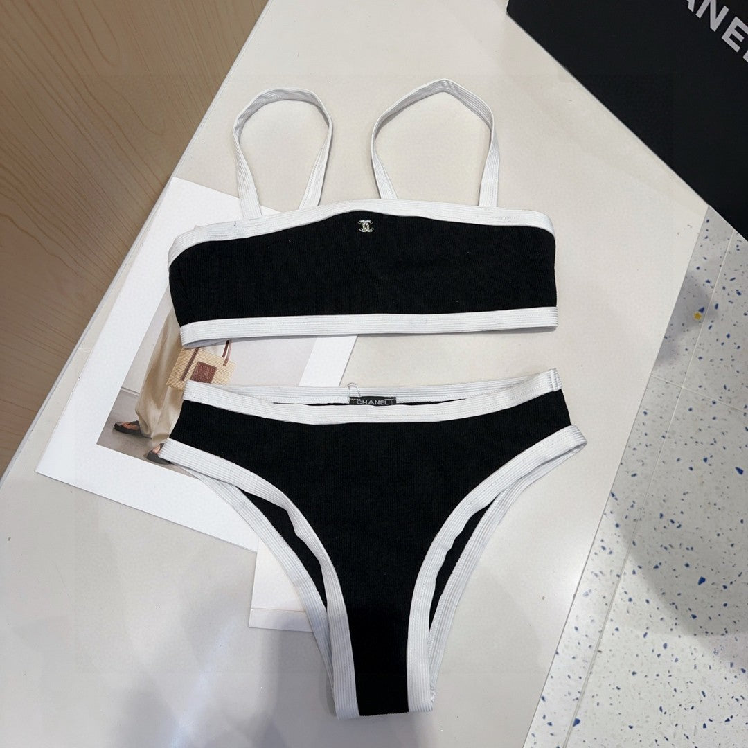 Bikini côtelé noir et blanc avec accessoires convertibles 