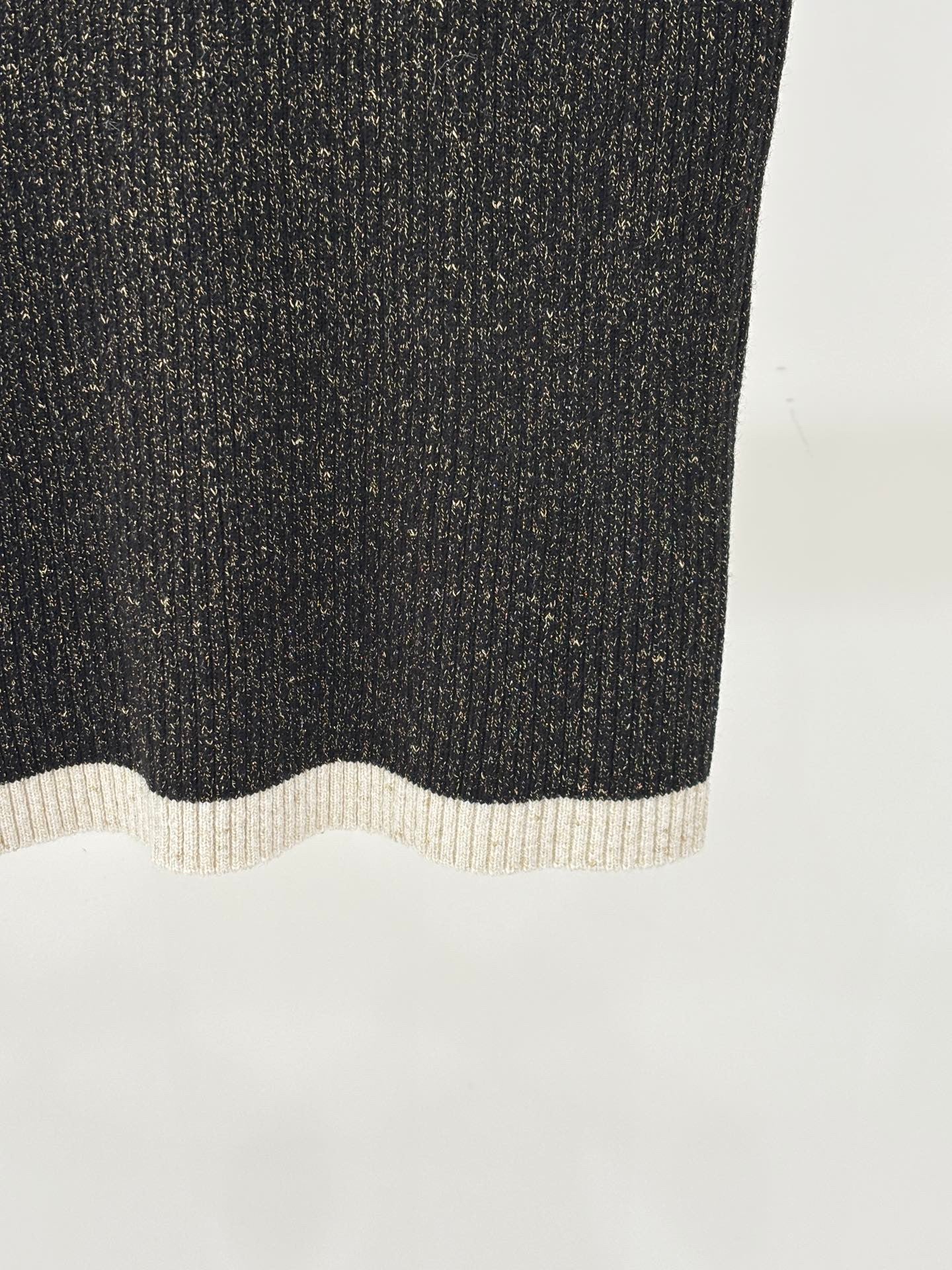 Débardeur en tricot tweed noir et blanc à motifs métallisés 