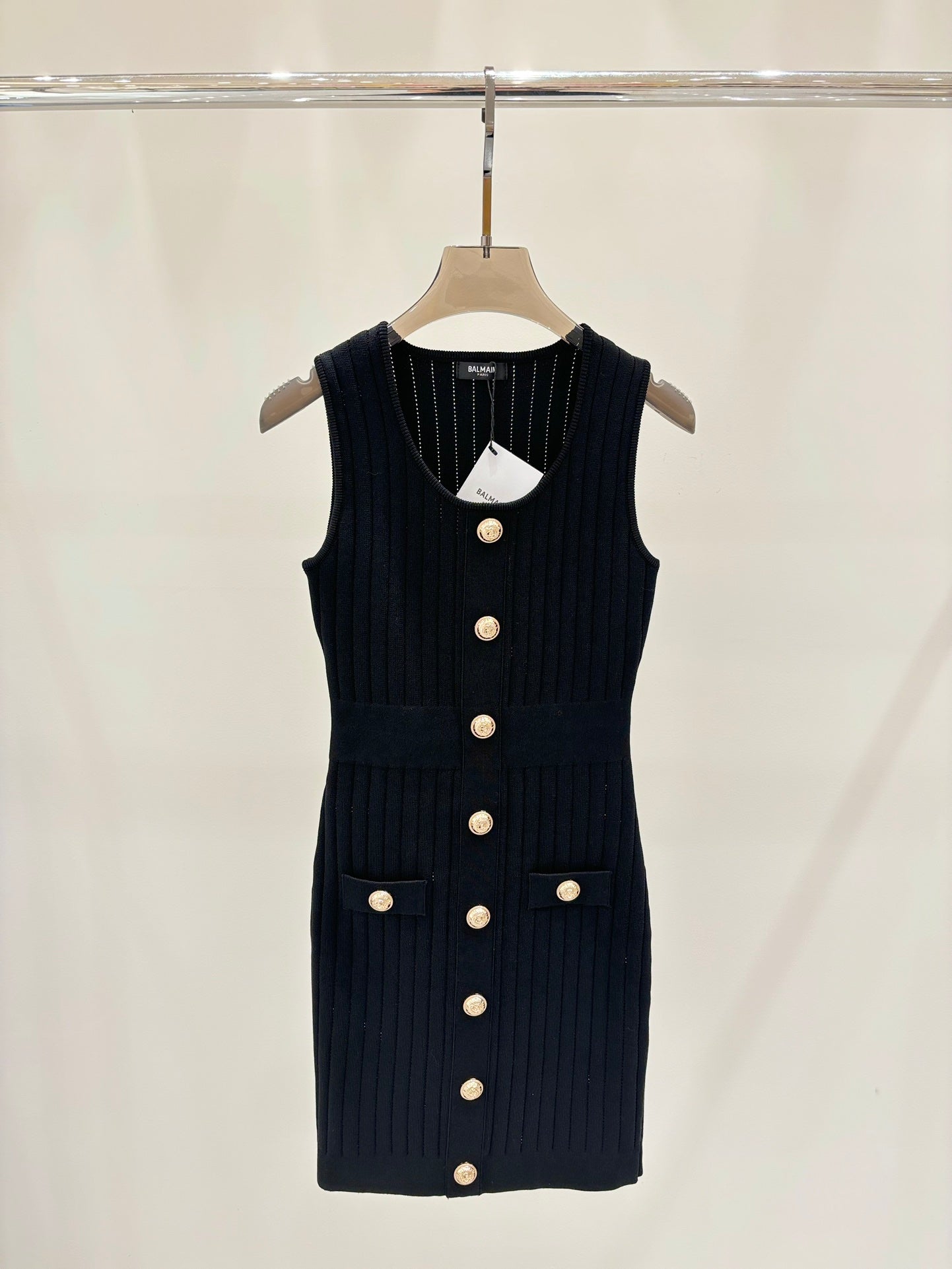 Robe en maille ajustée à boutons lourds Temperance