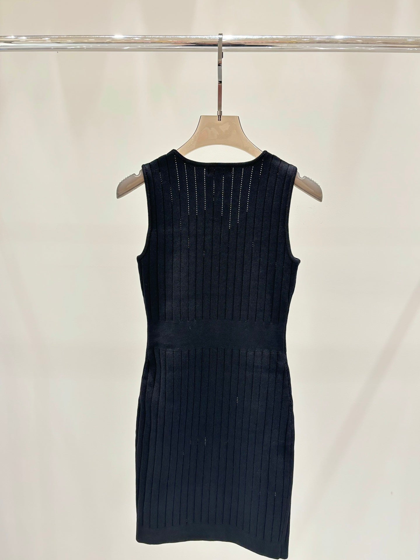 Robe en maille ajustée à boutons lourds Temperance